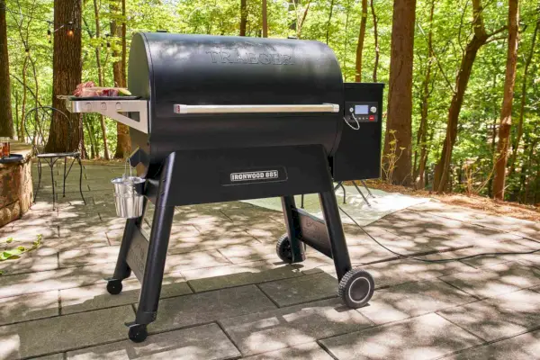 테라스에 전시된 Traeger TFB89BLF Ironwood 885