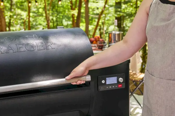 Traeger TFB89BLF Ironwood 885를 여는 사람