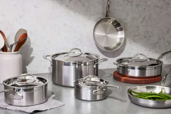 Hestan ProBond Collection Profesjonalny, platerowany, 10-częściowy zestaw naczyń ze stali nierdzewnej umieszczonych na kuchennym stole