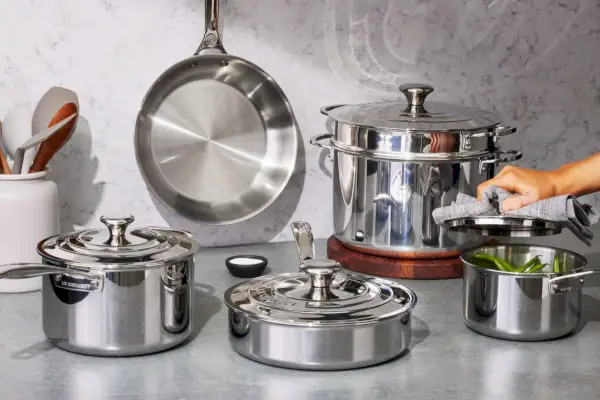 Le Creuset Trójwarstwowa stal nierdzewna 10 szt. Zestaw naczyń kuchennych na marmurowym blacie
