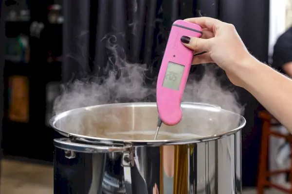 osoba mierząca temperaturę Le Creuset Tri-Ply Stal nierdzewna 10 szt. Zestaw naczyń kuchennych