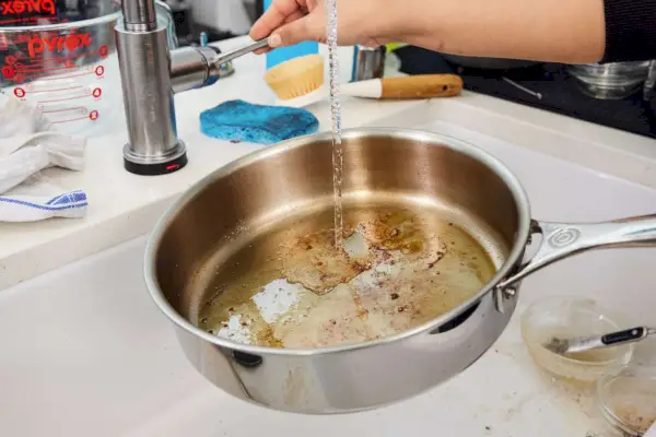 osoba myjąca Le Creuset Tri-Ply Stal nierdzewna 10 szt. Zestaw naczyń kuchennych