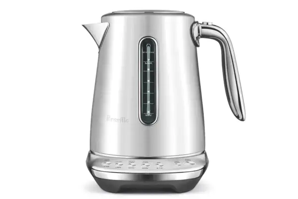 Zbliżenie na włącznik zasilania czajnika elektrycznego KitchenAid wystawionego na białym blacie