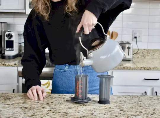 AeroPress con versamento di acqua