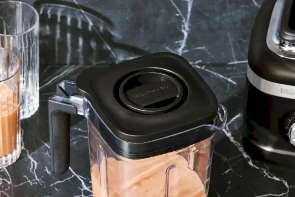 החלק העליון של הבלנדר למהירות משתנה של KitchenAid K400 עם טמפר (KSB4028VB)