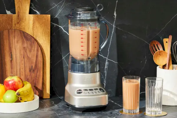 Breville Fresh & Furious בלנדר על דלפק שיש