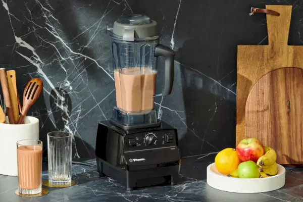 Vitamix 5200 בלנדר בדרגה מקצועית מוצג על דלפק שיש שחור