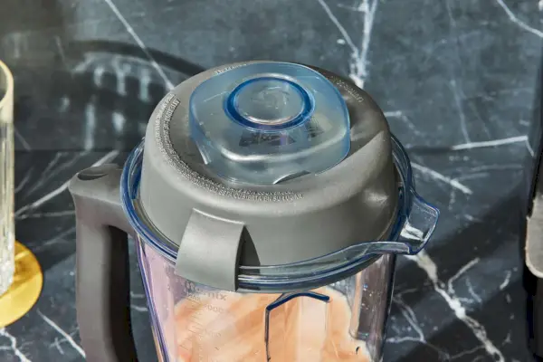 תקריב של הבלנדר Vitamix 5200 Professional Grade