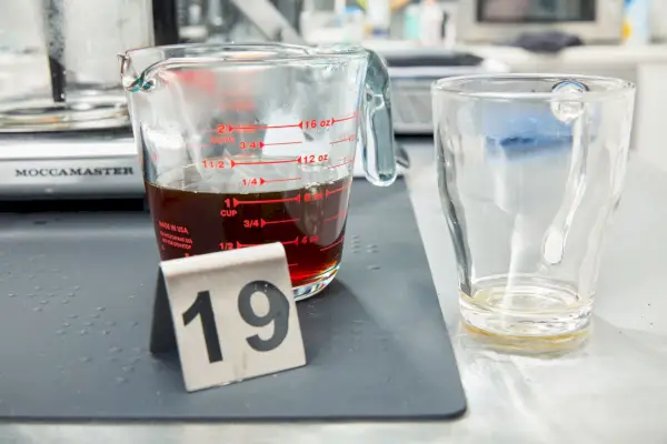 Café feito com a cafeteira Technivorm Moccamaster KBT de 40 onças enchido dentro de um copo medidor de vidro