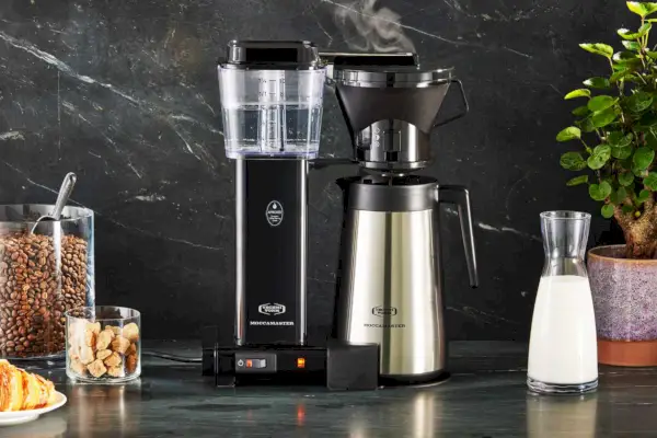 A cafeteira Technivorm Moccamaster em uma bancada