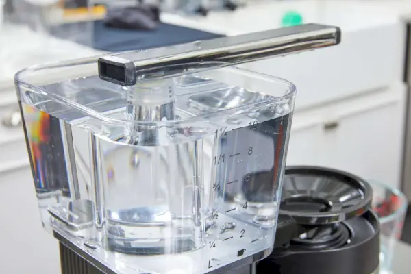 O tanque de água da cafeteira Technivorm Moccamaster KBGV 10 xícaras