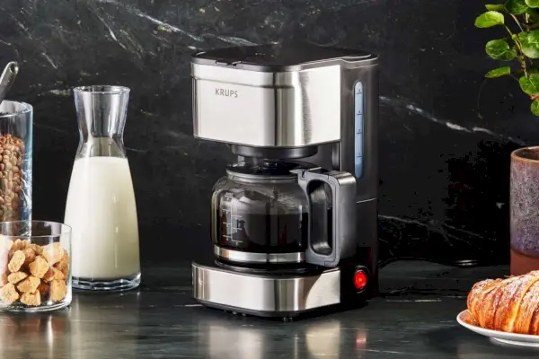 Krups Simply Brew Cafeteira de aço inoxidável, 5 xícaras em uma bancada com alimentos para o café da manhã
