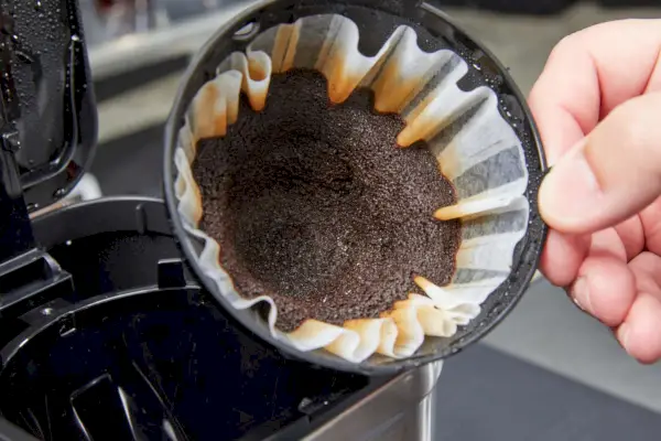 Close-up de borra de café usada da cafeteira Krups Simply Brew de aço inoxidável, 5 xícaras