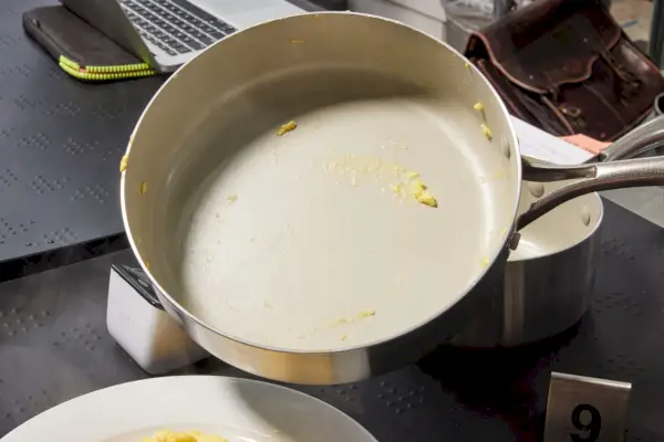 Das 10-teilige Kochgeschirrset GreenLife Stainless Pro kocht nach dem Kochen von Eiern