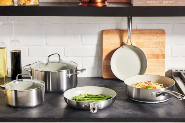 Das 10-teilige Kochgeschirrset GreenLife Stainless Pro auf einer Theke