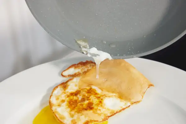 Ein Ei, das in der Pfanne des 10-teiligen Keramik-Pro-Kochgeschirrsets von Bialetti gekocht wird