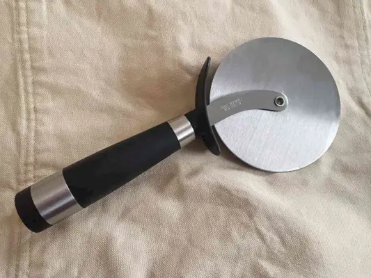 צילום מעל של Cuisinart פיצה קאטר עם ידית חבית