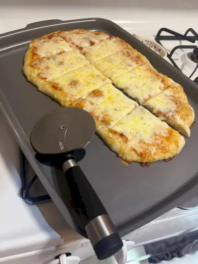 Cuisinart פיצה חותך עם ידית חבית ליד פיצה על מחבת