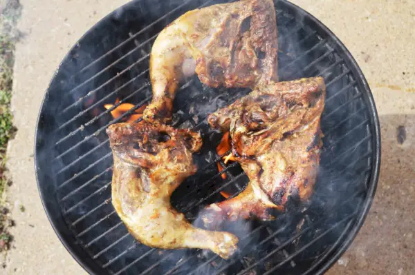 Fleisch wird auf einem mit B&B Charcoal Oak Lump Charcoal befeuerten Grill gegrillt