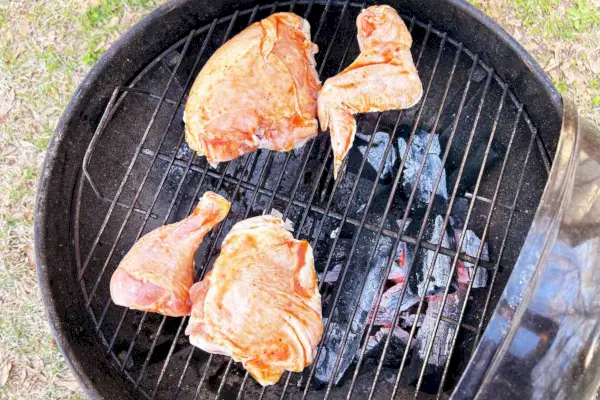 Hähnchen wird auf dem mit FOGO Super Premium Lump Charcoal befeuerten Grill gegart