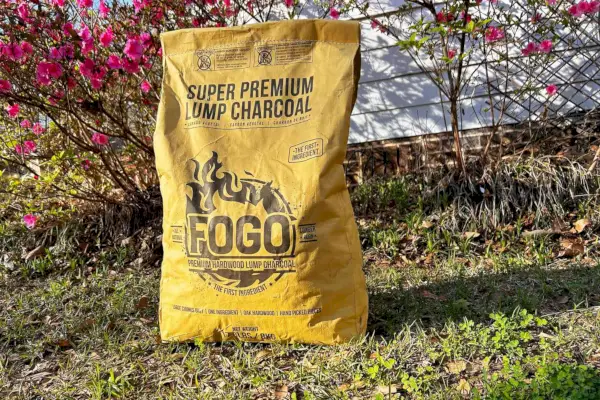 FOGO Super Premium Lump Charcoal auf dem Rasenboden platziert