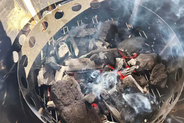 Feuer wird mit Royal Oak All Natural Hardwood Lump Charcoal angezündet