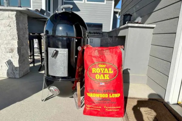 Royal Oak All Natural Hardwood Lump Charcoal neben einem Grillgerät platziert