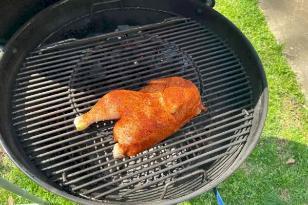 Hähnchen wird auf einem Grill mit Big Green Egg-Holzkohle aus Natureiche und Hickory-Holzkohle gegrillt