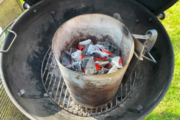 Big Green Egg-Holzkohle aus Natureiche und Hickoryholz wird auf einem Grill gebrannt