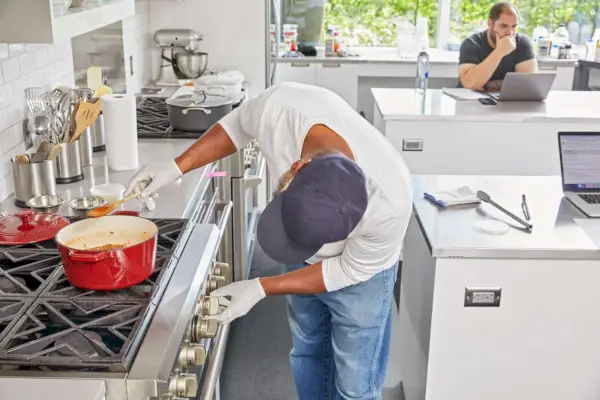 Eine Person, die im Cuisinart Chef Fleisch anbraten