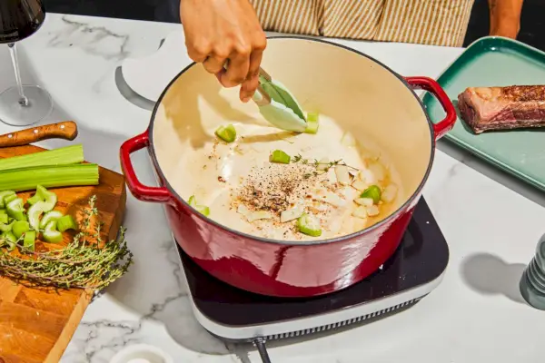 Eine Person, die im Cuisinart Chef kocht