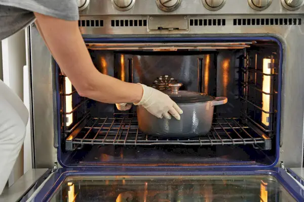 Eine Person, die dem Cuisinart-Chef angebratenes Fleisch entnimmt