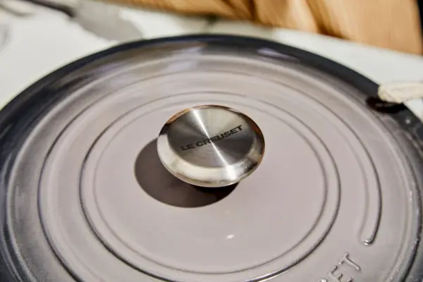 Eine Nahaufnahme des Deckels des Le Creuset 7,25 qt. Runder holländischer Ofen aus emailliertem Gusseisen