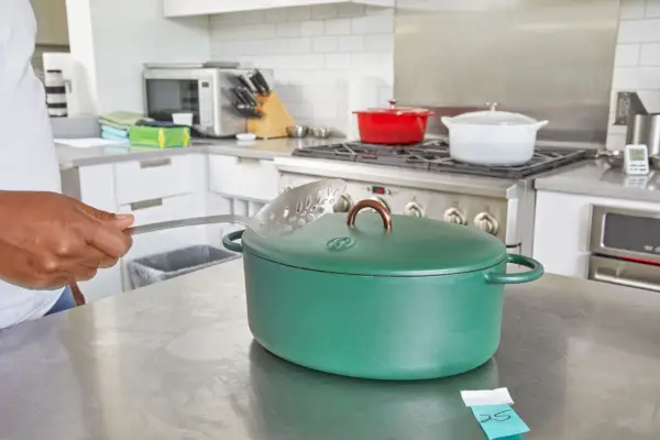 Eine Person kocht Gemüse im Le Creuset 7,25 qt. Runder holländischer Ofen aus emailliertem Gusseisen