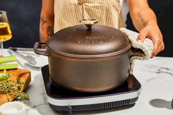Eine Person, die den 5,5-Quart-Dutch-Ofen von Smithey Ironware verwendet