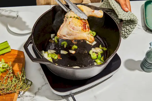 Hähnchen wird im Lodge 5-Quart Gusseisen-Doppel-Dutch-Ofen gebraten