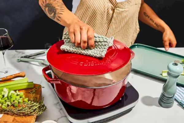 Eine Person öffnet den Deckel des Cuisinart Chef