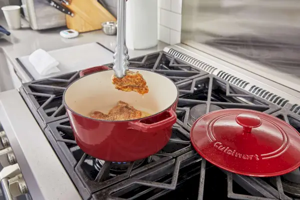 Eine Person, die den Cuisinart Chef hält