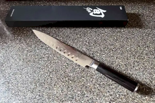 Shun DM-0720 Cuchillo clásico de rectificado hueco de 9 pulgadas sobre encimera de cocina de granito