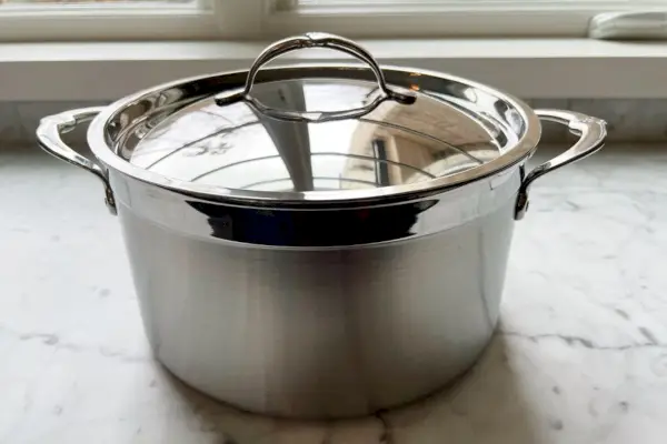 Nádoba Hestan ProBond z nehrdzavejúcej ocele, 8 Quart, stojí na pulte