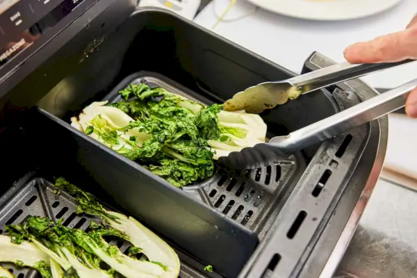 Pinzas para agarrar verduras de la freidora de aire Ninja DZ071 Foodi FlexBasket con MegaZone de 7 cuartos