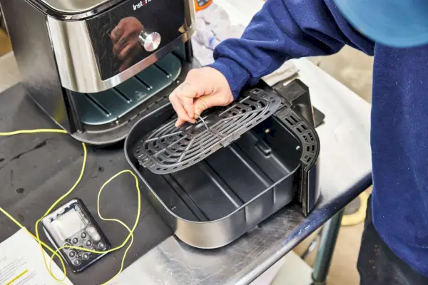Persona que ensambla la freidora de aire 6 en 1 Instant Pot Vortex Plus de 6 cuartos