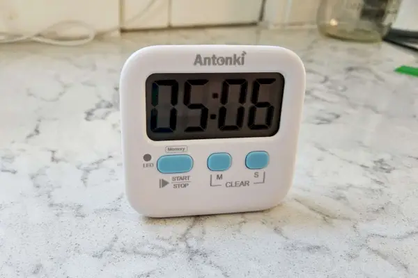 Digitálny kuchynský časovač Antoki na kuchynskej linke