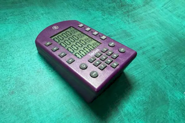 ThermoWorks TimeStack na zelenom povrchu
