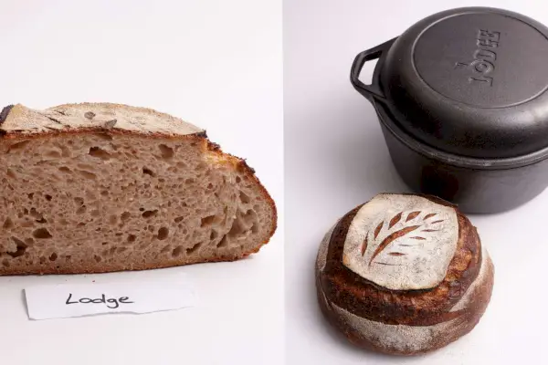 Chlieb upečený v Lodge Cast Iron Dutch Oven - 7 Quart bok po boku s holandskou rúrou