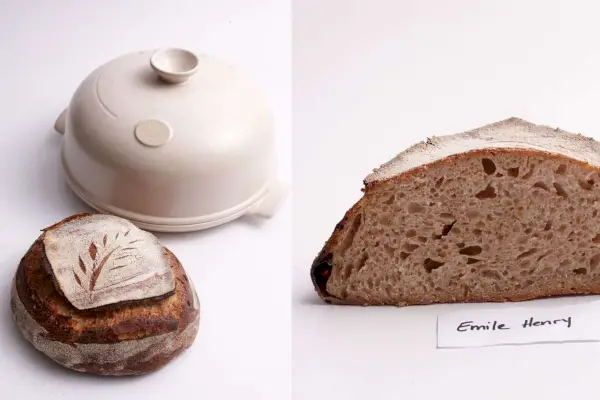 Chlieb upečený s Emile Henry Bread Cloche bok po boku s chlebovou clonou