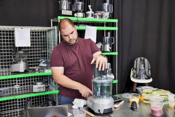 Um homem testando o processador de alimentos Breville Sous Chef