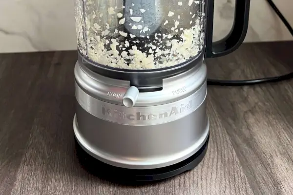 Pessoa derramando líquido no Processador de Alimentos Ninja Professional Plus