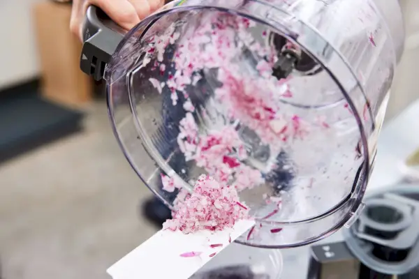 Processador de alimentos Ninja Professional Plus sendo usado para picar cebolas