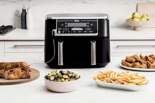 Znaleźliśmy oferty na najwyżej oceniane frytkownice powietrzne takich marek jak Ninja i Cuisinart — prawie 60% zniżki